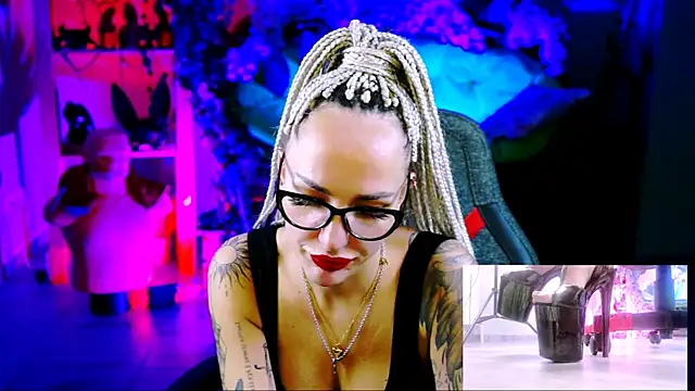 MonicaMaxwel online show from 11-19-25, 11:10