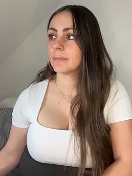 Snapshot of Loella-Rose chatting on 06-09-26, 07:31 Loella-Rose online show from 06-09-26, 07:31