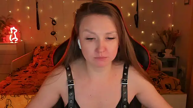 desperatehousewife   online show from 10-18-25, 07:36