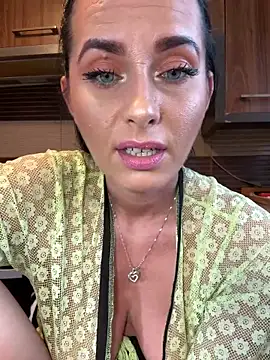 Hotmomcheckk  online show from 03-01-25, 12:01