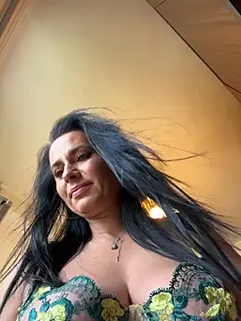 Hotmomcheckk  online show from 06-10-26, 10:47