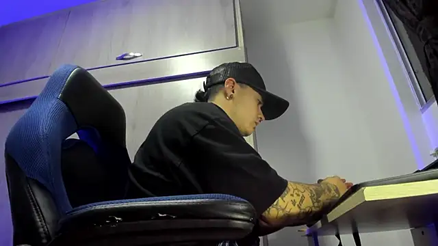 male pussy online show from 12-18-25, 03:12