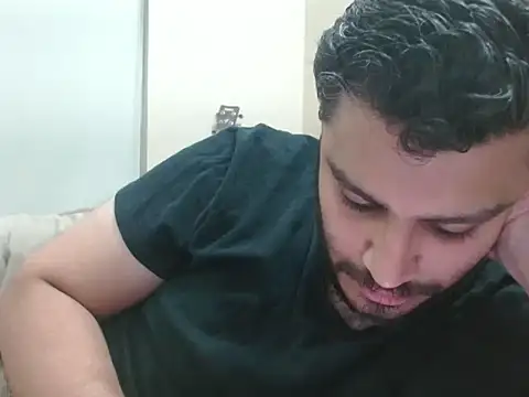 Snapshot of robintoit chatting on 05-18-26, 01:06 robintoit online show from 05-18-26, 01:06