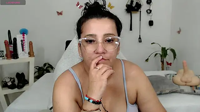 Snapshot of mom_hot__ chatting on 10-21-25, 10:54 mom hot online show from 10-21-25, 10:54