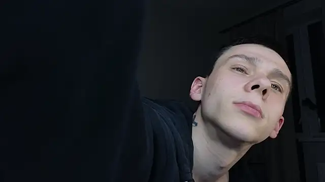 Snapshot of R1mmo__ chatting on 10-19-25, 12:55 R1mmo   online show from 10-19-25, 12:55