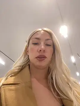 LuisaBecker online show from 12-08-24, 01:58