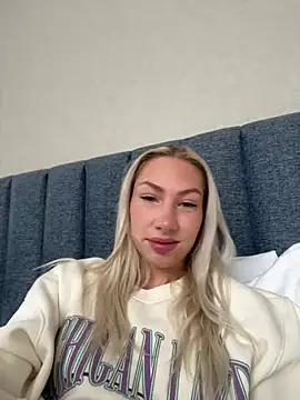 LuisaBecker online show from 12-25-24, 06:20