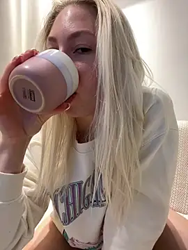 LuisaBecker online show from 03-18-25, 07:10