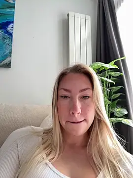 LuisaBecker online show from 12-22-25, 08:22