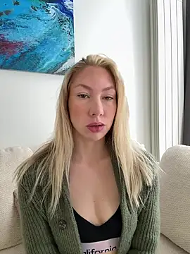 Snapshot of LuisaBecker chatting on 04-24-26, 09:12 LuisaBecker online show from 04-24-26, 09:12