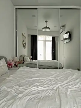 Snapshot of LuisaBecker chatting on 06-25-26, 03:49 LuisaBecker online show from 06-25-26, 03:49