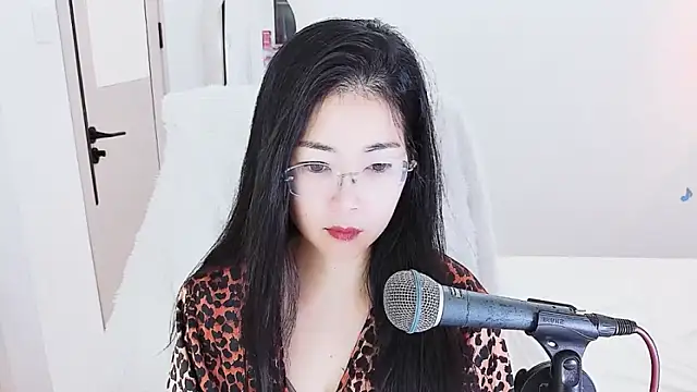 Snapshot of Floor_oo chatting on 05-14-26, 04:36 Floor oo online show from 05-14-26, 04:36