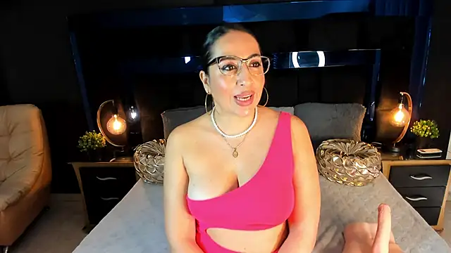 Snapshot of MayraVegas chatting on 12-15-24, 04:59 MayraVegas online show from 12-15-24, 04:59