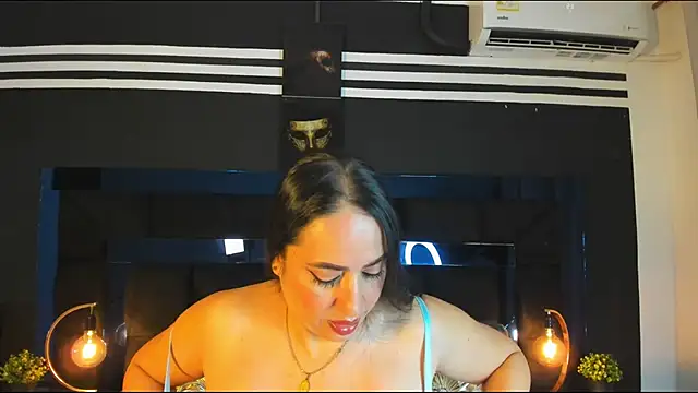 Snapshot of MayraVegas chatting on 12-17-24, 01:27 MayraVegas online show from 12-17-24, 01:27