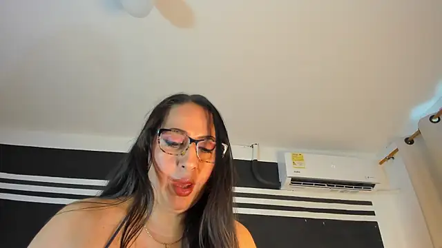 Snapshot of MayraVegas chatting on 01-15-25, 01:20 MayraVegas online show from 01-15-25, 01:20