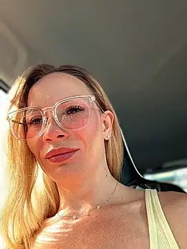Snapshot of LavenderHot chatting on 06-28-26, 02:28 LavenderHot online show from 06-28-26, 02:28