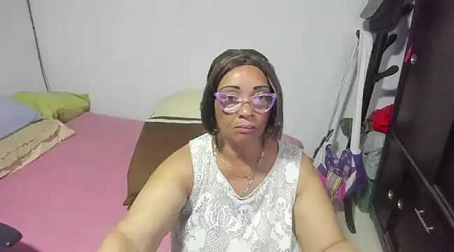 Snapshot of Mrs_mommy_ chatting on 01-13-25, 04:41 Mrs mommy online show from 01-13-25, 04:41