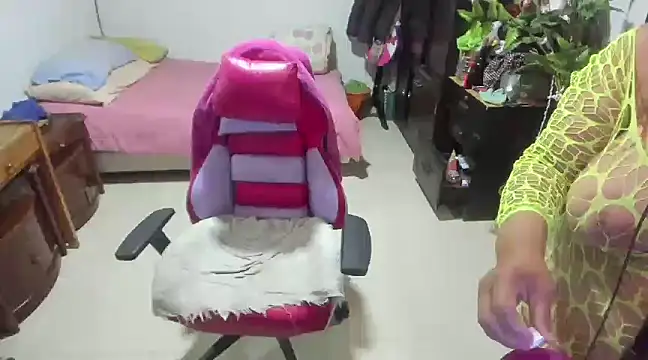 Snapshot of Mrs_mommy_ chatting on 01-18-25, 11:44 Mrs mommy online show from 01-18-25, 11:44