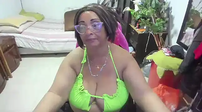 Snapshot of Mrs_mommy_ chatting on 01-21-25, 12:57 Mrs mommy online show from 01-21-25, 12:57