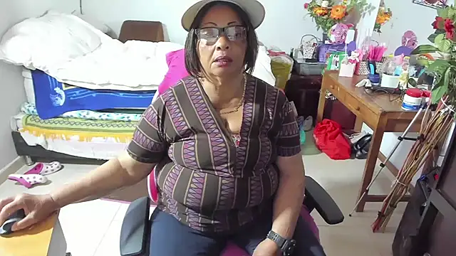 Snapshot of Mrs_mommy_ chatting on 09-21-25, 11:17 Mrs mommy online show from 09-21-25, 11:17