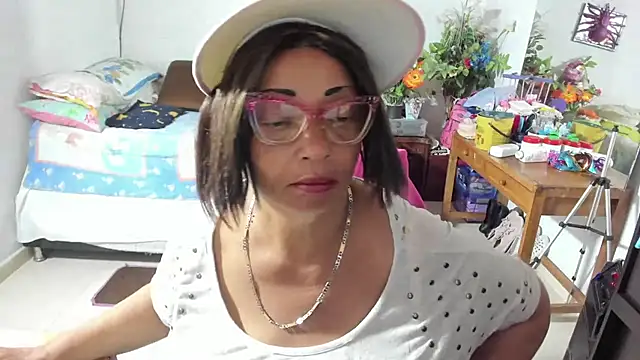 Snapshot of Mrs_mommy_ chatting on 10-03-25, 07:44 Mrs mommy online show from 10-03-25, 07:44