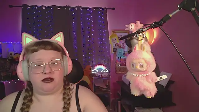 Snapshot of FatVeronica chatting on 03-23-26, 04:11 FatVeronica online show from 03-23-26, 04:11