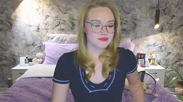 Snapshot of Aurora_Golden1 chatting on 10-20-25, 04:18 Aurora Golden1 online show from 10-20-25, 04:18
