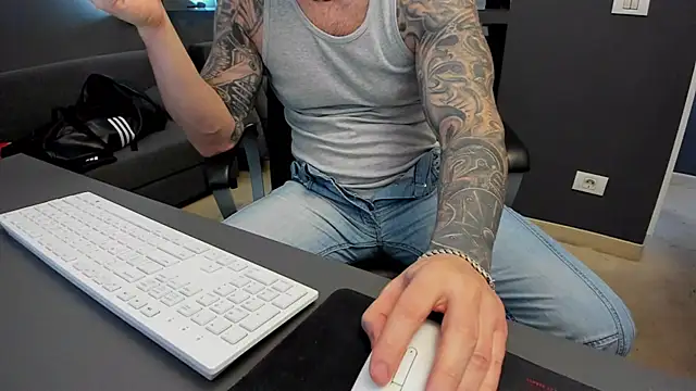 Snapshot of AronGrant chatting on 03-20-25, 08:20 AronGrant online show from 03-20-25, 08:20