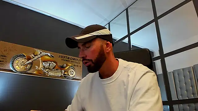 Snapshot of AronGrant chatting on 09-23-25, 10:40 AronGrant online show from 09-23-25, 10:40
