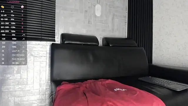 Snapshot of Lil_Curved chatting on 10-29-25, 12:18 Lil Curved online show from 10-29-25, 12:18