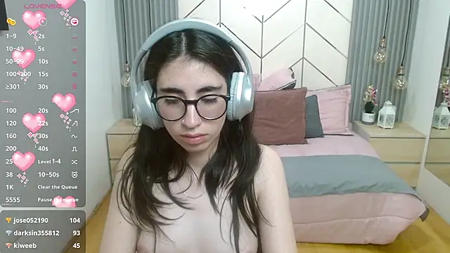 Snapshot of LenaRoses chatting on 12-19-24, 02:01 LenaRoses online show from 12-19-24, 02:01