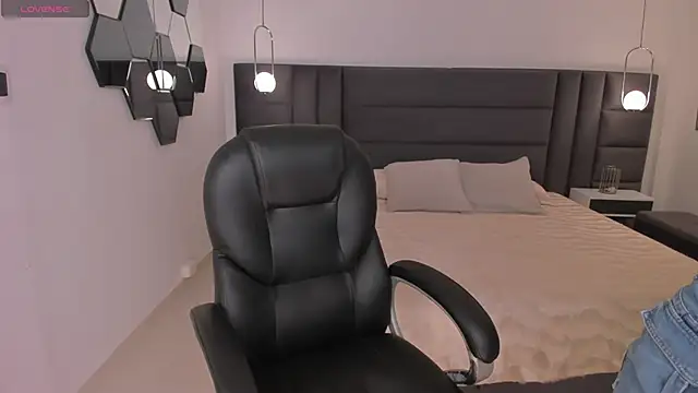 Snapshot of AlyssaDean chatting on 11-12-25, 11:54 AlyssaDean online show from 11-12-25, 11:54