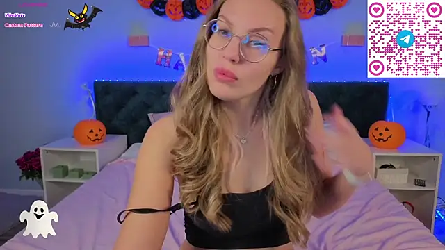 Kelly Hardy online show from 10-31-25, 01:17