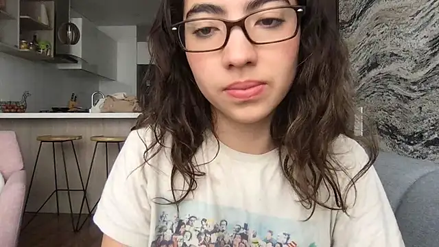 Snapshot of Sophi__a chatting on 03-27-26, 02:17 Sophi a online show from 03-27-26, 02:17