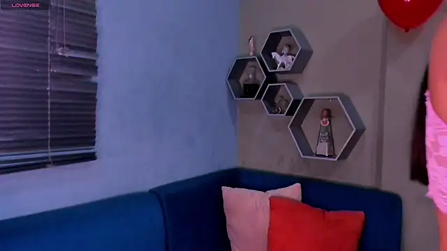 Snapshot of Sussy_Bell01 chatting on 02-19-25, 02:01 Sussy Bell01 online show from 02-19-25, 02:01