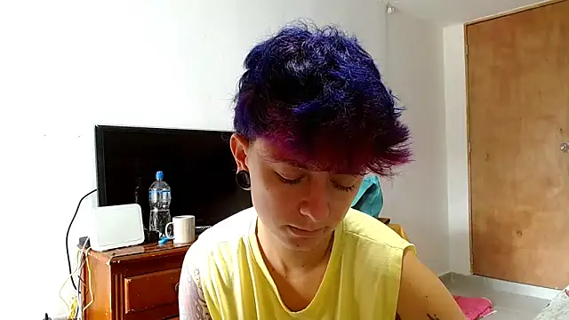 Snapshot of tomboyblue chatting on 05-08-26, 05:40 tomboyblue online show from 05-08-26, 05:40
