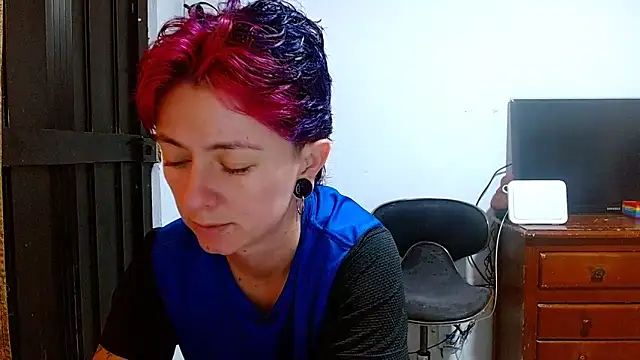 Snapshot of tomboyblue chatting on 05-12-26, 04:48 tomboyblue online show from 05-12-26, 04:48