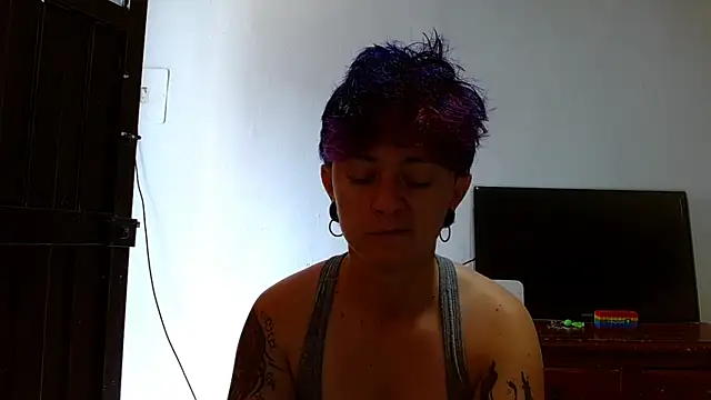 Snapshot of tomboyblue chatting on 05-13-26, 05:21 tomboyblue online show from 05-13-26, 05:21