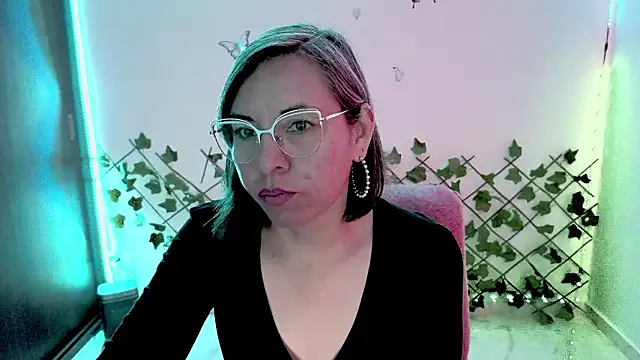 Lady breaks hearts online show from 02-16-26, 01:07