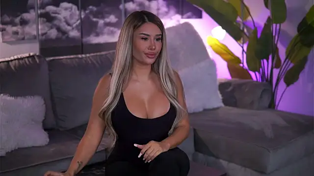 Snapshot of EvaZane chatting on 11-04-25, 08:19 EvaZane online show from 11-04-25, 08:19