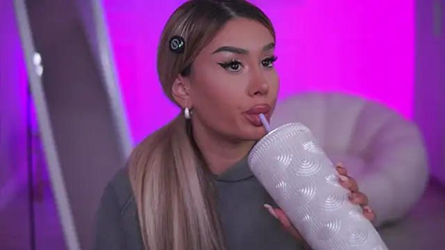 Snapshot of EvaZane chatting on 11-10-25, 07:46 EvaZane online show from 11-10-25, 07:46