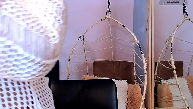  alaiasmile  online show from 11-18-25, 04:33