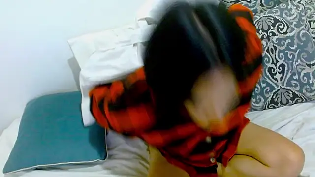 Snapshot of samanta_r_ chatting on 12-18-24, 02:32 samanta r online show from 12-18-24, 02:32