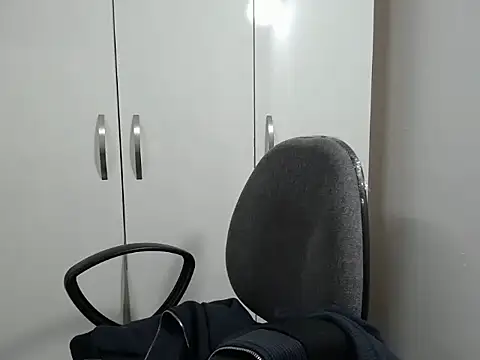 Snapshot of Love_bug15 chatting on 12-17-24, 01:07 Love bug15 online show from 12-17-24, 01:07