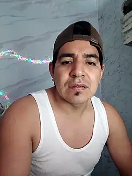 Snapshot of latino17 chatting on 05-05-26, 05:48 latino17 online show from 05-05-26, 05:48