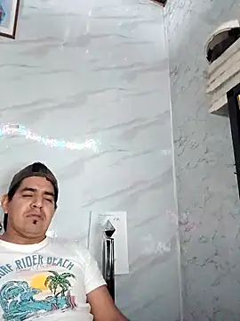 Snapshot of latino17 chatting on 05-16-26, 06:32 latino17 online show from 05-16-26, 06:32