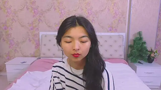 Snapshot of Shy_Kira chatting on 12-20-24, 04:04 Shy Kira online show from 12-20-24, 04:04