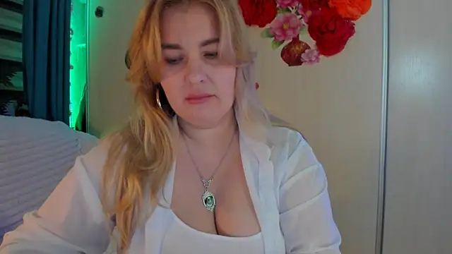 CoraSwon online show from 10-24-25, 09:22