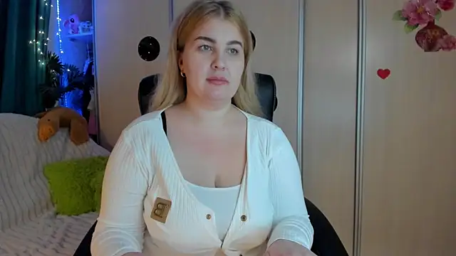 CoraSwon online show from 02-28-26, 03:24