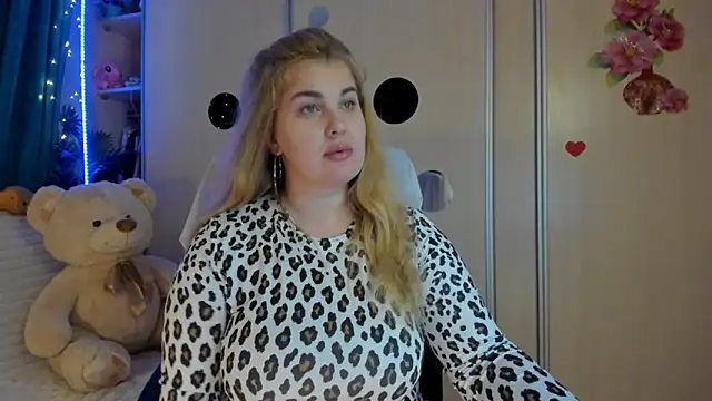 CoraSwon online show from 03-02-26, 05:42